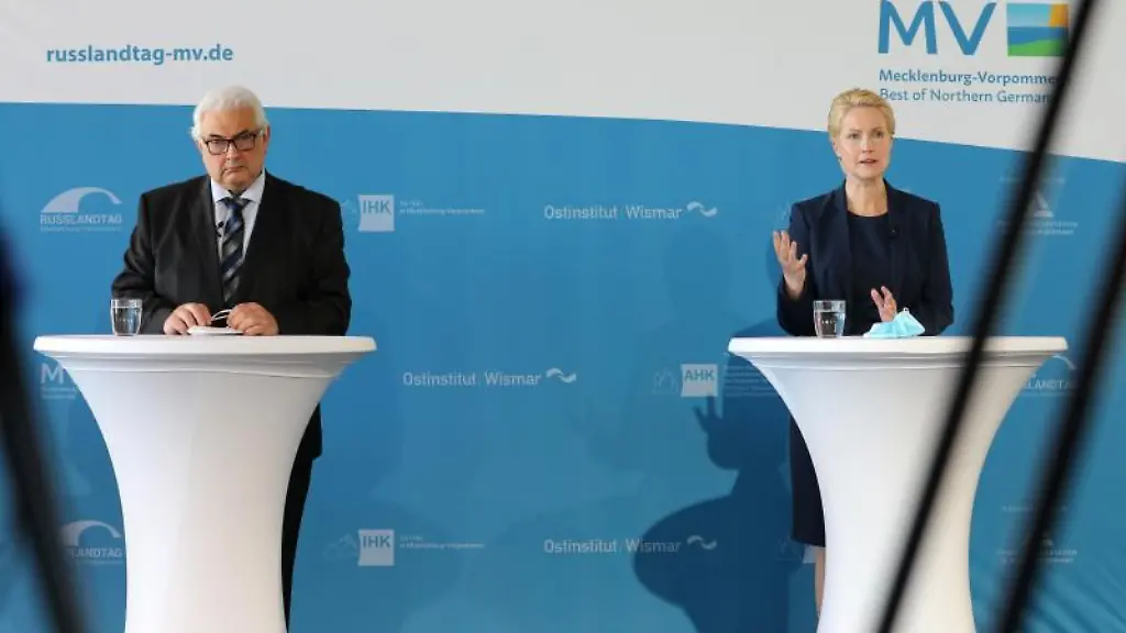 Sergej-Netschajew-l-r-und-Manuela-Schwesig-SPD