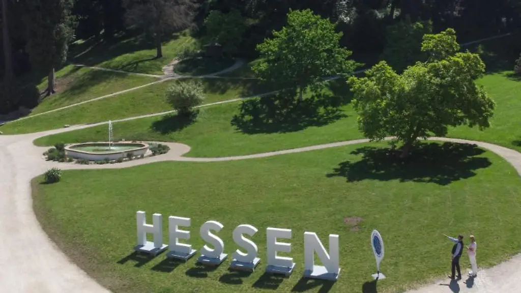 Riesige-Buchstaben-bilden-im-Fuerstenlager-Bensheim-den-Schriftzug-Hessen