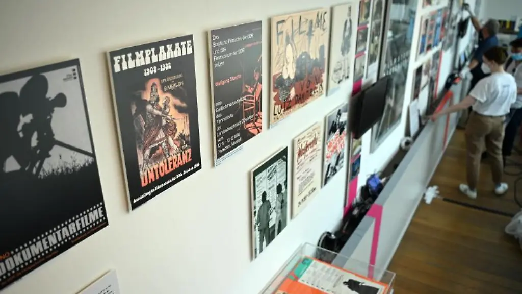 Medienvertreter-stehen-im-Museumsfoyer