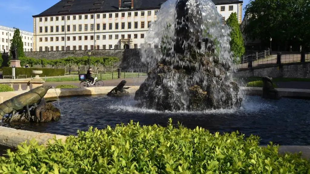 Wasser-plaetschert-aus-einem-Brunnen-der-historischen-Wasserkunst-von-1895-vor-Schloss-Friedenstein