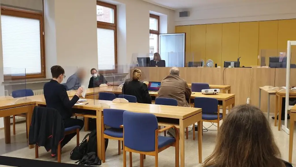 Der-Angeklagte-2-v-l-sitzt-bei-Prozessbeginn-neben-seiner-Rechtsanwaeltin-im-Gerichtssaal