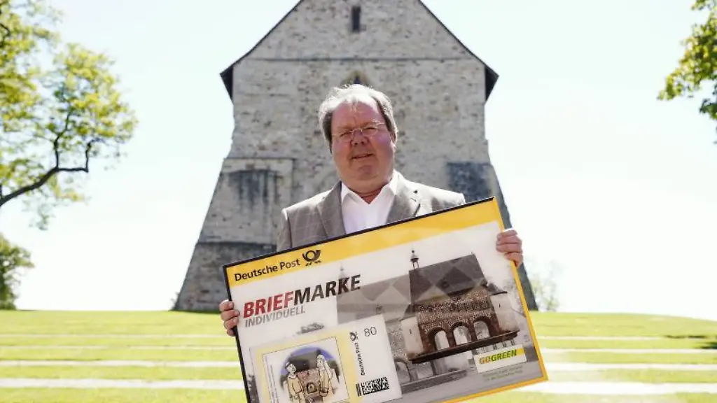 Hermann-Schefers-Leiter-des-Klosters-Lorsch-mit-der-vergroesserten-Briefmarke-vor-der-Koenigshalle