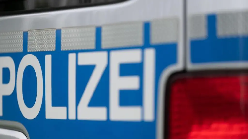 Das-Wort-Polizei-steht-auf-der-Karosserie-eines-Polizeiwagens
