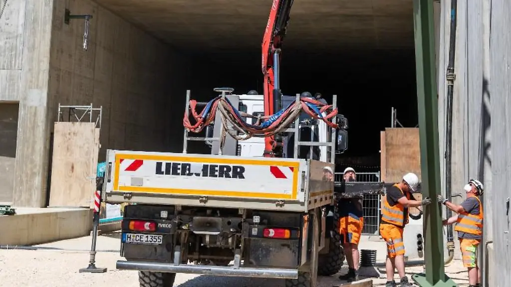 Bauarbeiter-stellen-den-ersten-Oberleitungsmast-fuer-Stuttgart-21-auf