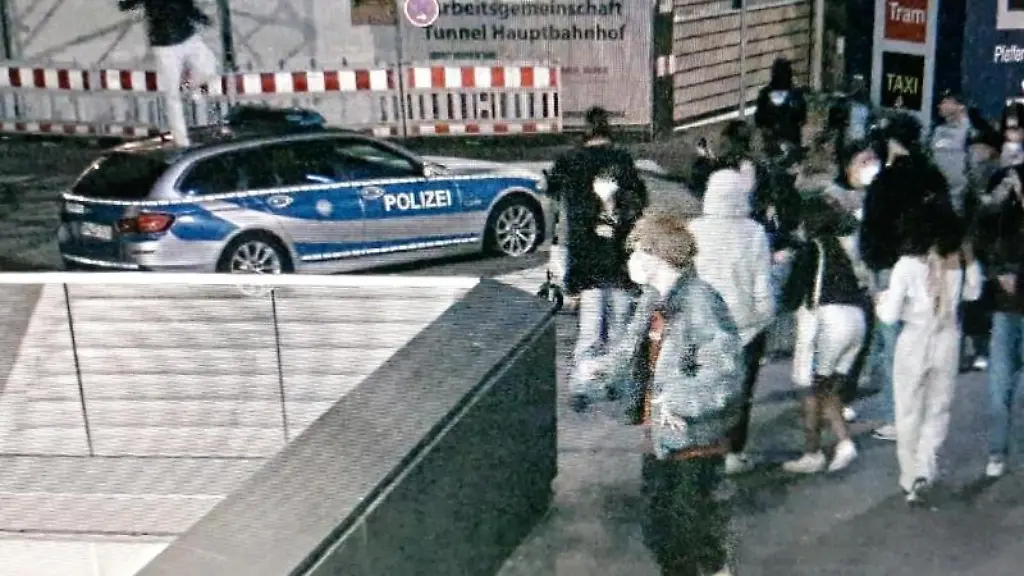 Das-Standbild-einer-Ueberwachungskamera-zeigt-einen-tanzenden-Mann-auf-einem-parkenden-Polizeiauto