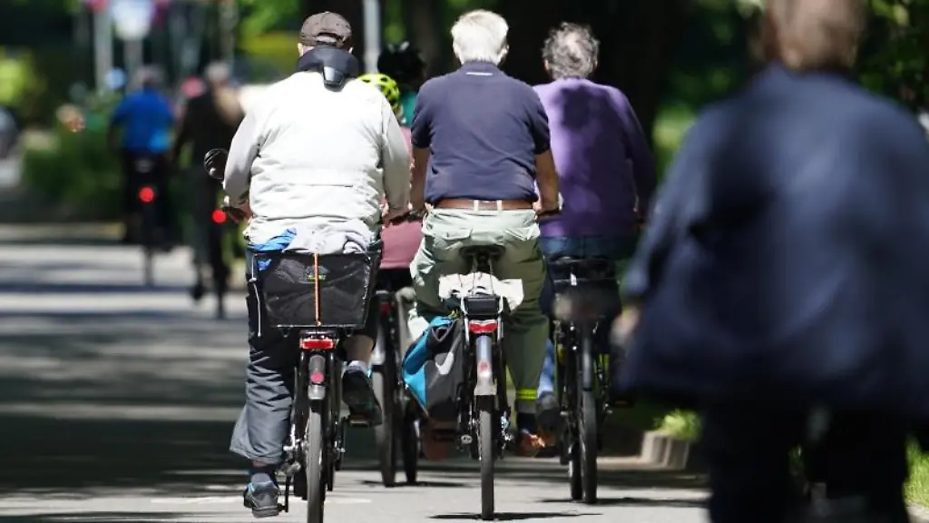 Radfahrer-fahren-auf-einer-Fahrradstrasse