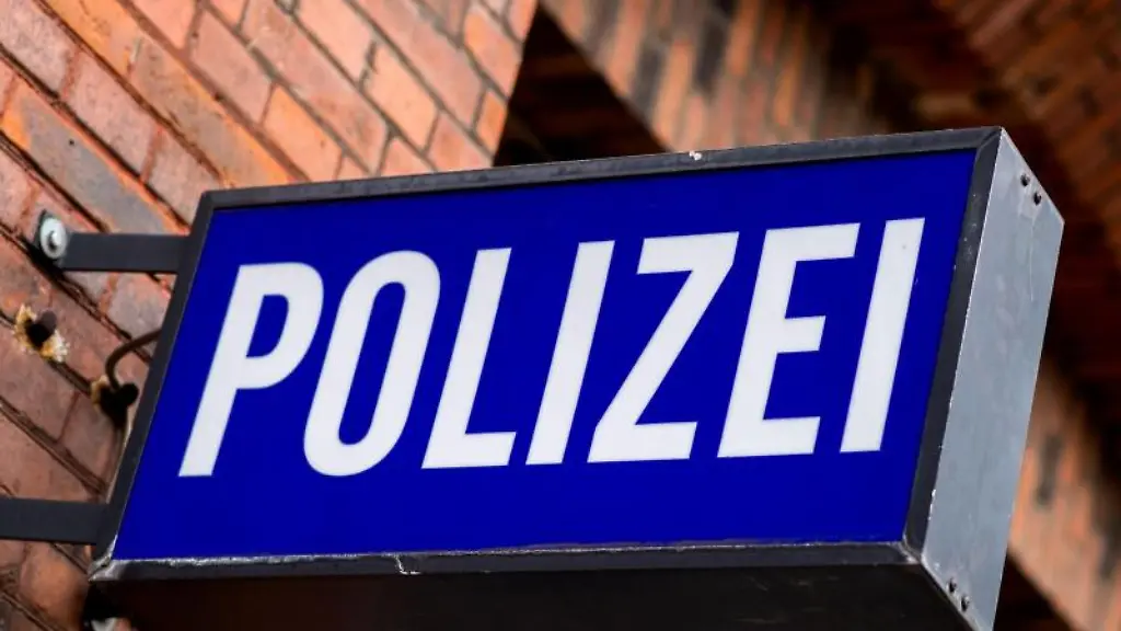 Der-Schriftzug-Polizei-auf-einem-Schild-am-Gebaeude-einer-Polizeiinspektion