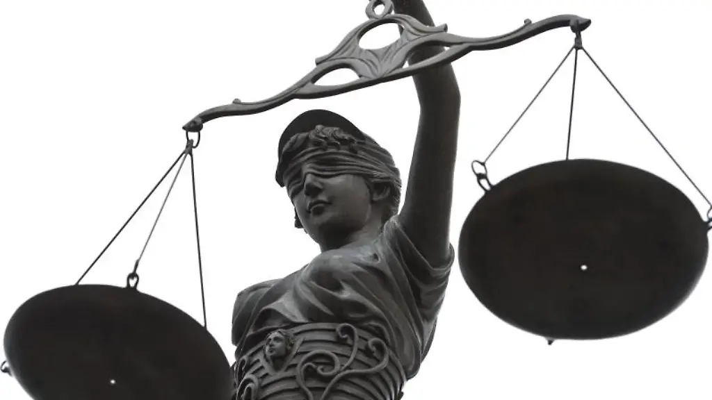 Eine-Statue-der-Justitia-mit-einer-Waage-in-ihrer-Hand