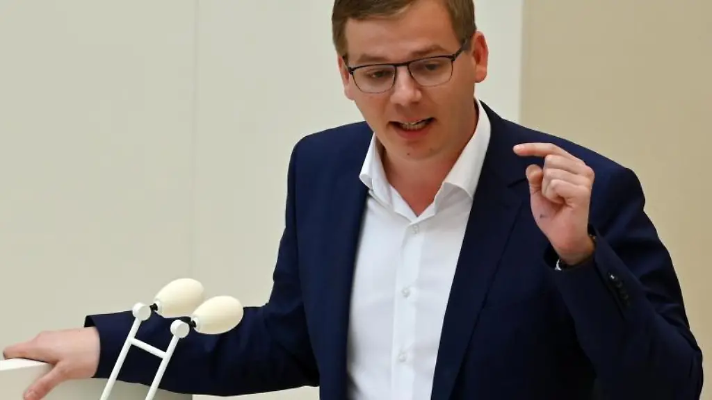 Fraktionschef-Sebastian-Walter-Die-Linke-spricht-in-einer-Debatte-im-Landtag