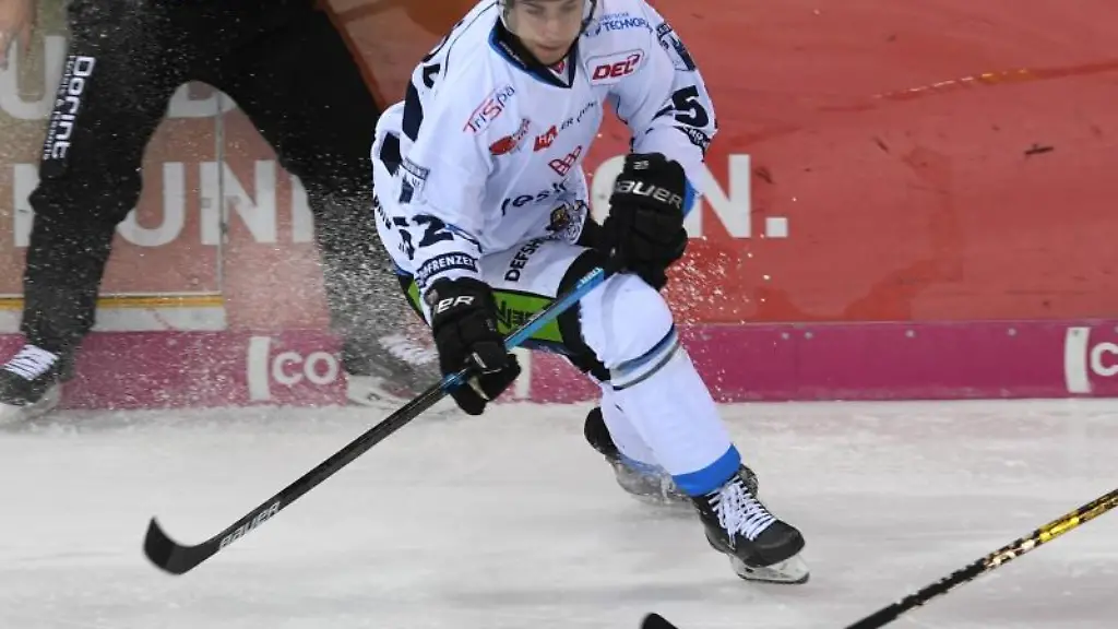 Straubings-Sven-Ziegler-am-Puck