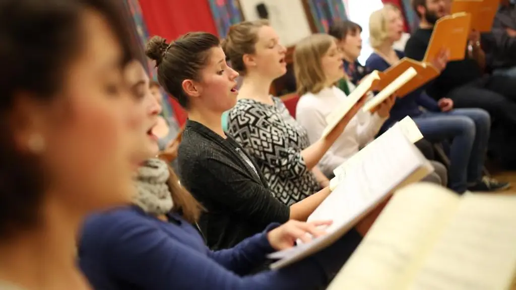 Mitglieder-eine-Chors-singen-waehrend-einer-Chorprobe