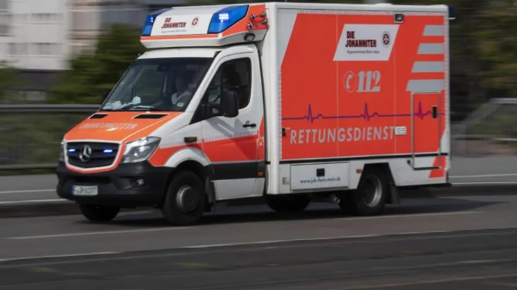 Mit-eingeschaltetem-Blaulicht-ist-ein-Rettungswagen-im-Einsatz