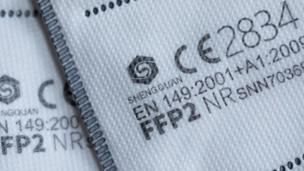 FFP2-Masken-mit-CE-Zertifizierung-liegen-auf-einem-Tisch