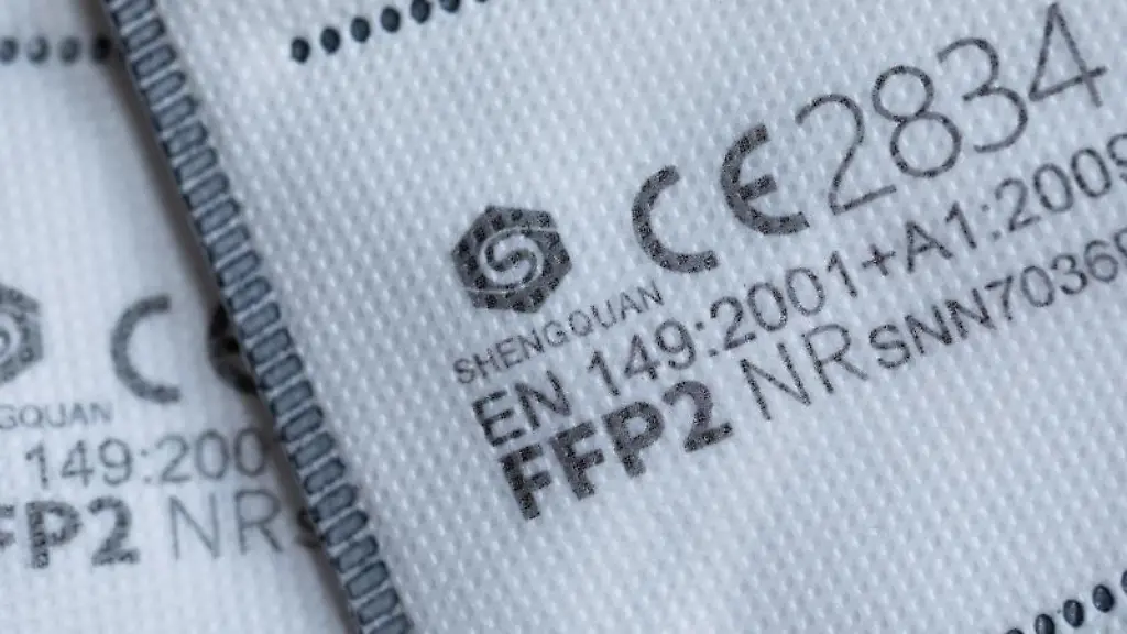 FFP2-Masken-mit-CE-Zertifizierung-liegen-auf-einem-Tisch