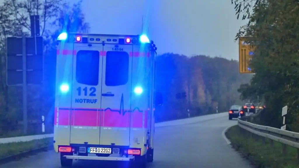 Mit-Blaulicht-ist-ein-Rettungswagen-im-Einsatz
