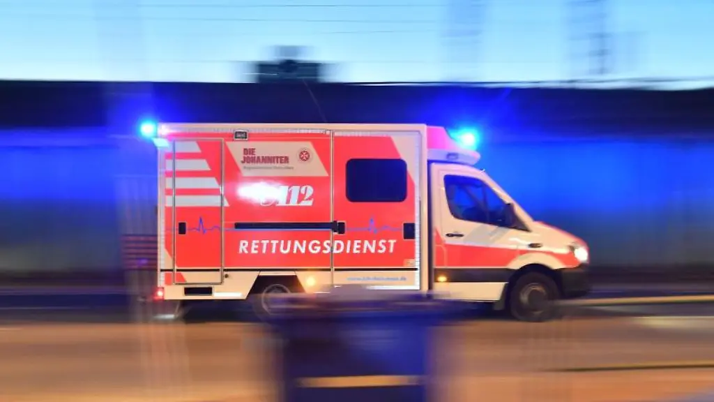 Ein-Rettungswagen-ist-mit-eingeschaltetem-Blauchlicht-im-Einsatz
