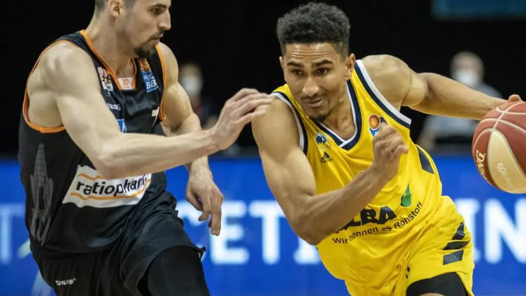 John-Petrucelli-von-ratiopharm-Ulm-kaempft-gegen-ALBAs-Maodo-Lo-r-um-den-Ball