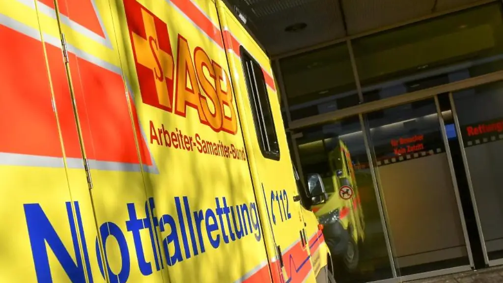Ein-Rettungswagen-steht-bereit