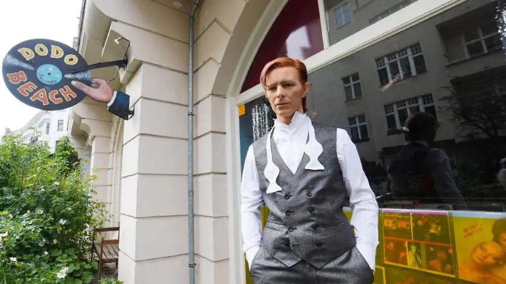 Die-Wachsfigur-von-David-Bowie-steht-vor-einem-Schallplattenladen