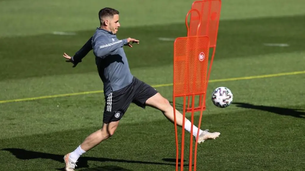 Christian-Guenter-spielt-den-Ball