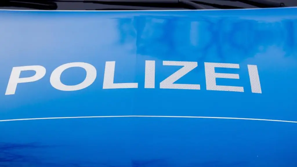 Der-Polizei-Schriftzug-steht-auf-einem-Fahrzeug-der-Polizei