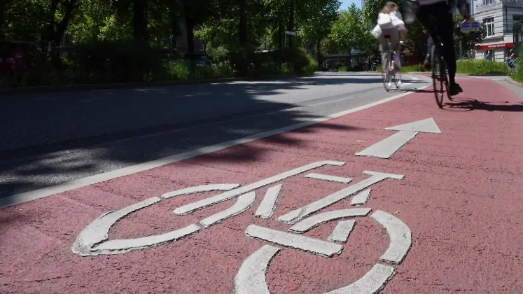 Radfahrer-fahren-auf-der-mit-roter-Farbe-markierten-Fahrradspur