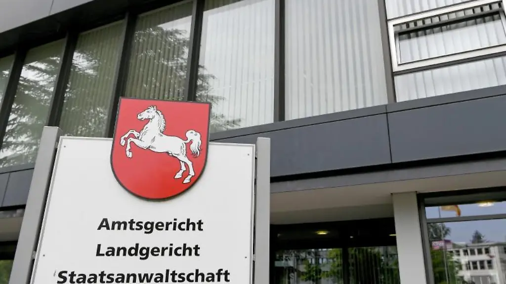 Eine-Hinweistafel-am-Landgericht-Hildesheim