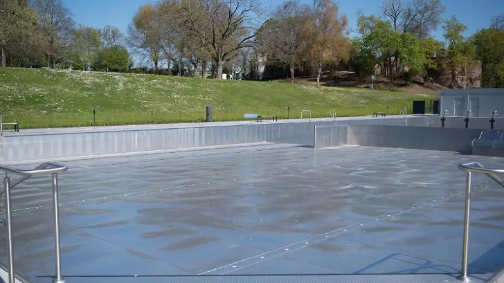 Ein-noch-leeres-Becken-im-Taubertsbergbad