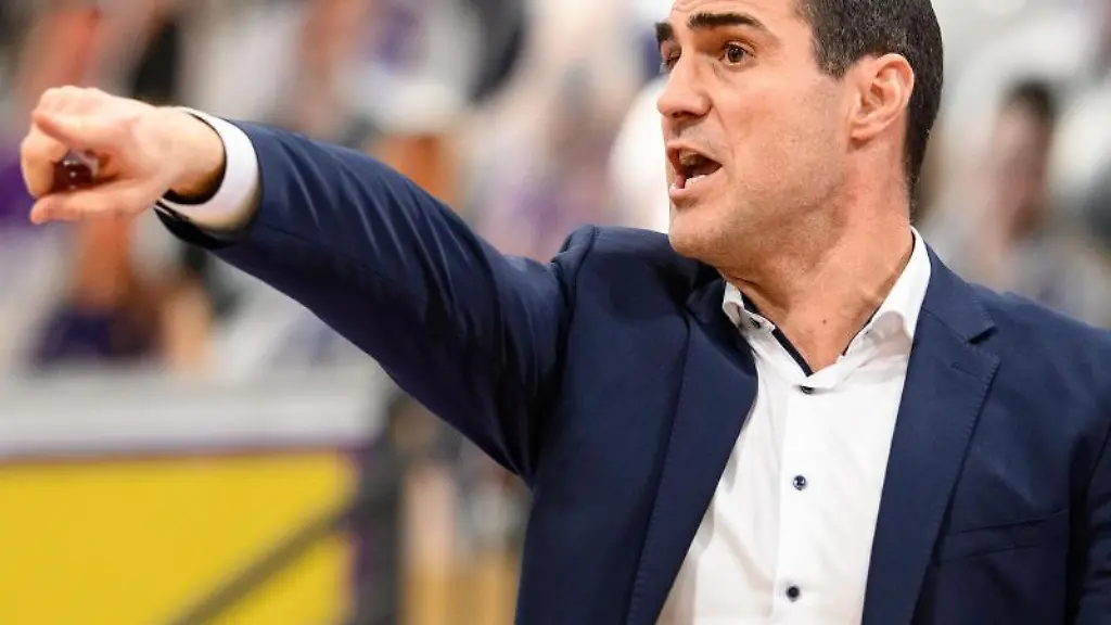 Goettingers-Trainer-Roel-Moors-gestikuliert-im-Spiel