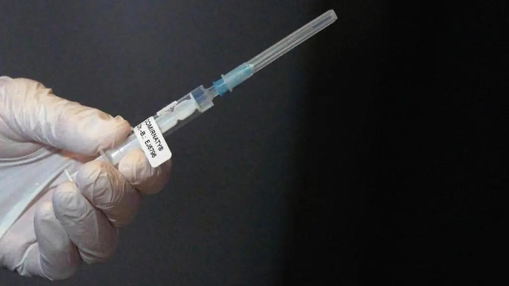 Eine-Mitarbeiterin-ueberprueft-eine-Spritze