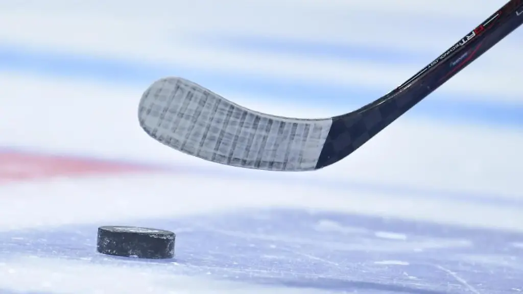 Puck-und-Schlaeger-bei-einem-Eishockey-Spiel