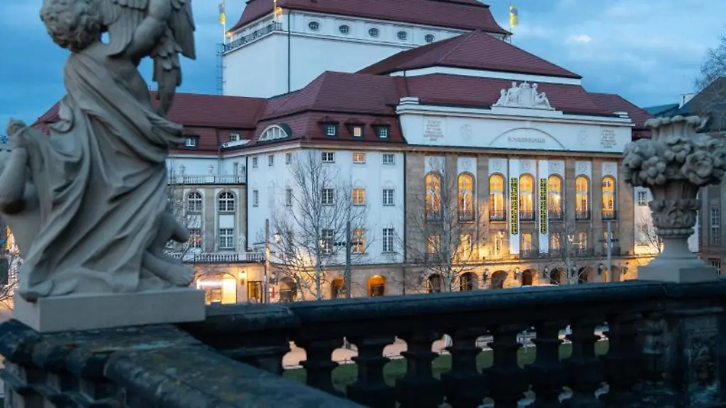 Blick-auf-das-Dresdner-Schauspielhaus-vom-Zwinger-waehrend-der-Morgendaemmerung