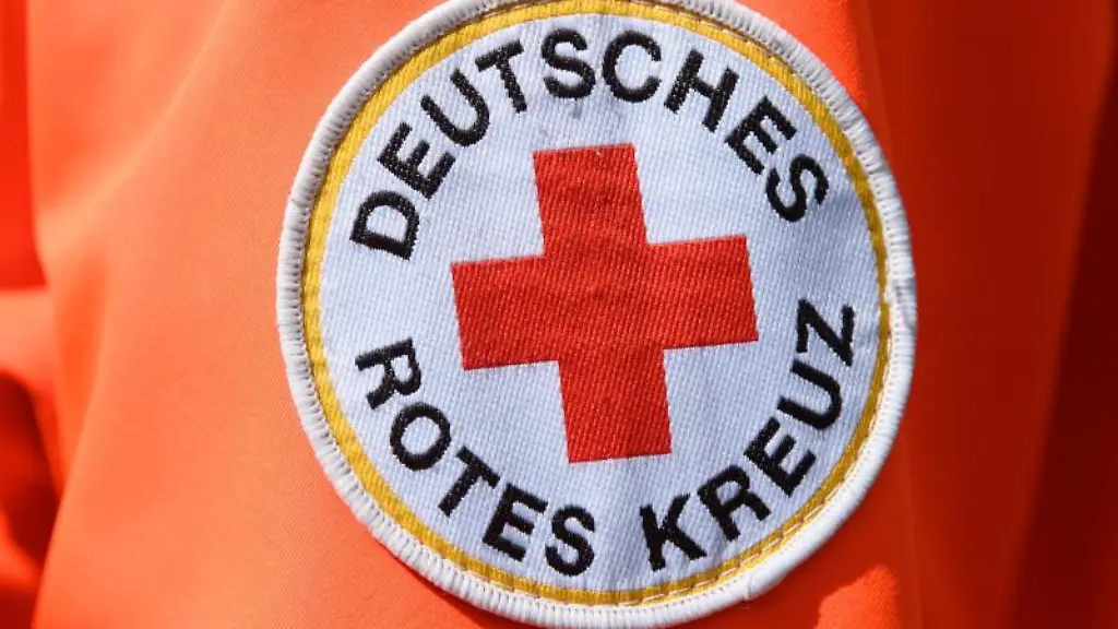 Das-Logo-Deutsches-Rotes-Kreuz-ist-an-der-Jacke-eines-Helfers-zu-sehen