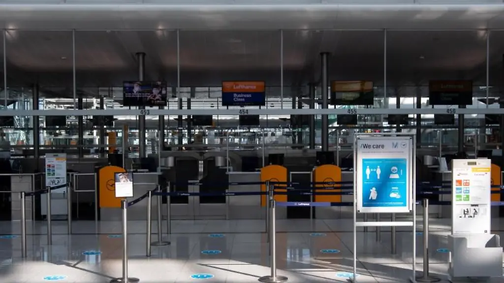 Ein-leerer-Check-In-Schalter-ist-am-Flufghafen-Muenchen-zu-sehen
