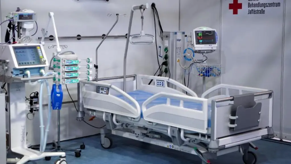 Betten-und-medizinische-Behandlungsgeraete-stehen-im-Intensivbereich-des-temporaeren-Corona-Behandlungszentrum-auf-dem-Berliner-Messegelaende