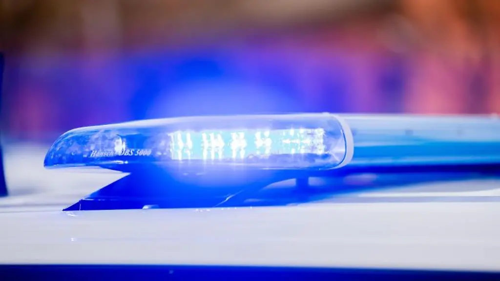 Ein-Blaulicht-leuchtet-an-einem-Streifenwagen