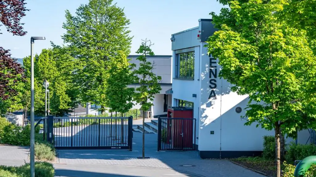 Blick-auf-das-Gelaende-eines-Schulzentrums-in-Finnentrop