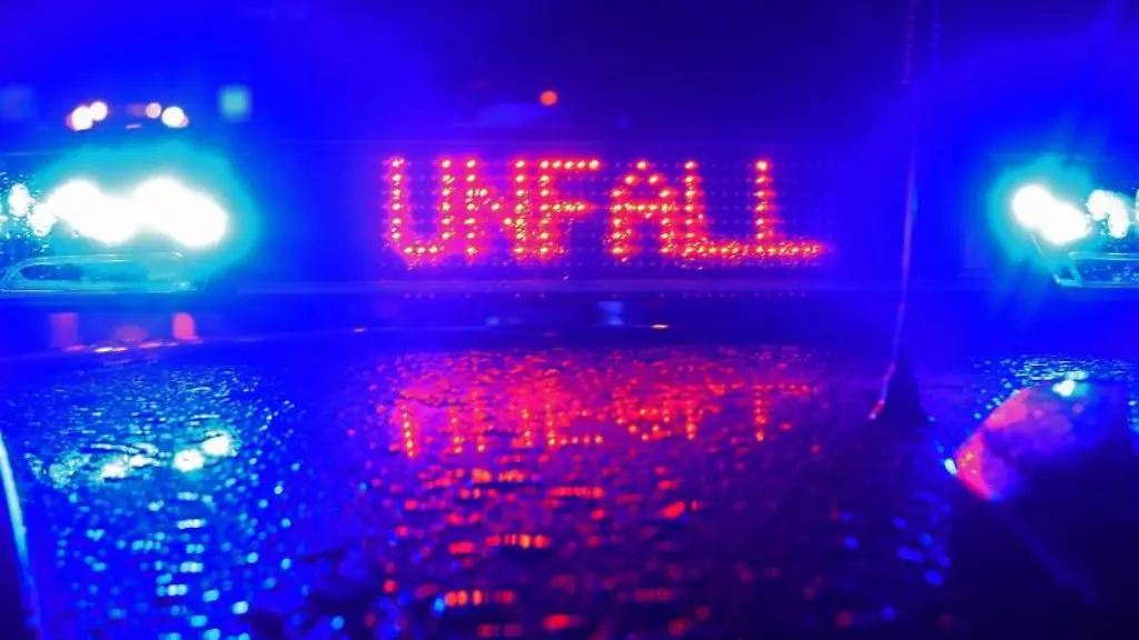 Der-Schriftzug-Unfall-leuchtet-auf-dem-Dach-eines-Streifenwagens