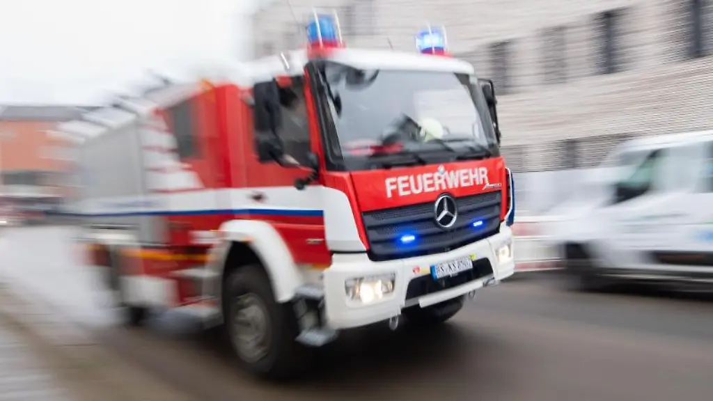 Ein-Fahrzeug-der-Feuerwehr-faehrt-ueber-eine-Strasse