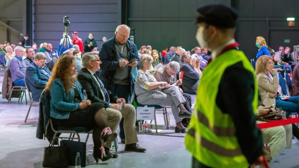 Mitglieder-der-AfD-nehmen-an-einem-Sonderparteitag-der-AfD-Niedersachsen-teil