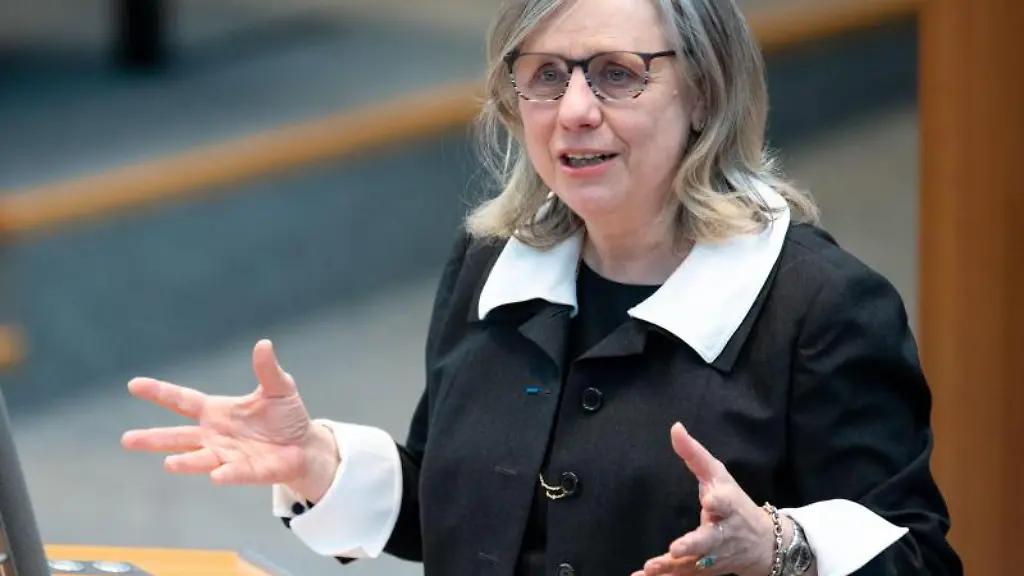 Barbara-Dauner-Lieb-spricht-im-Landtag-von-NRW