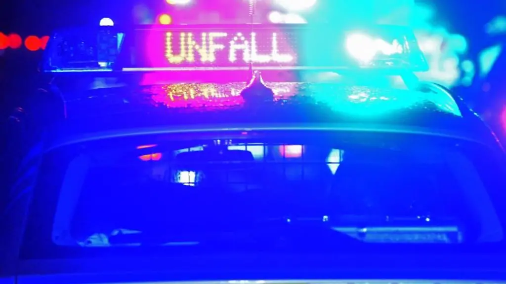 Der-Schriftzug-Unfall-leuchtet-auf-einem-Streifenwagen