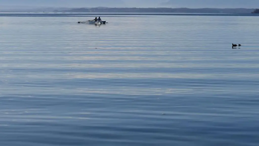 Ruderer-sind-auf-dem-Starnberger-See-unterwegs