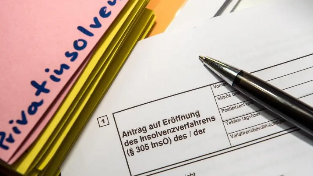 Ein-Stift-liegt-auf-einem-Antrag-fuer-ein-Insolvenzverfahren