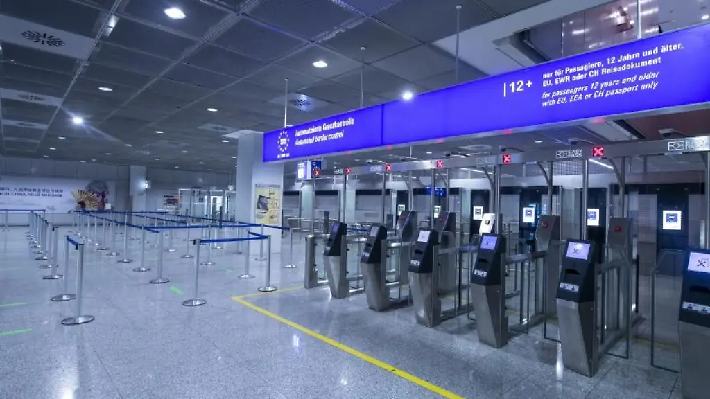 Voellig-leer-ist-es-an-der-Grenzkontrolle-im-geschlossenen-Terminal-2-des-Flughafens