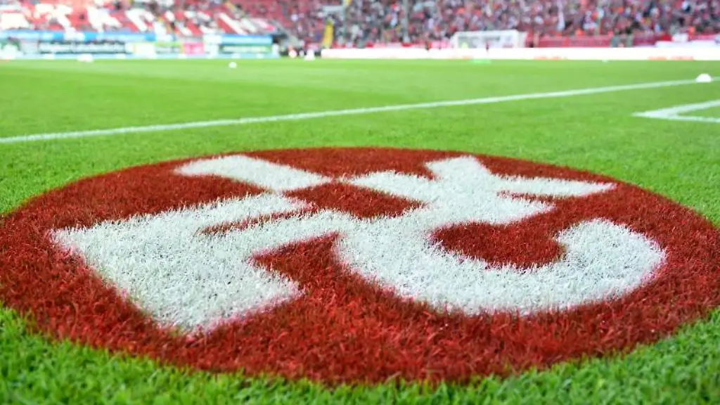 Das-Logo-des-1-FC-Kaiserslautern-ist-auf-dem-Spielfeld-zu-sehen
