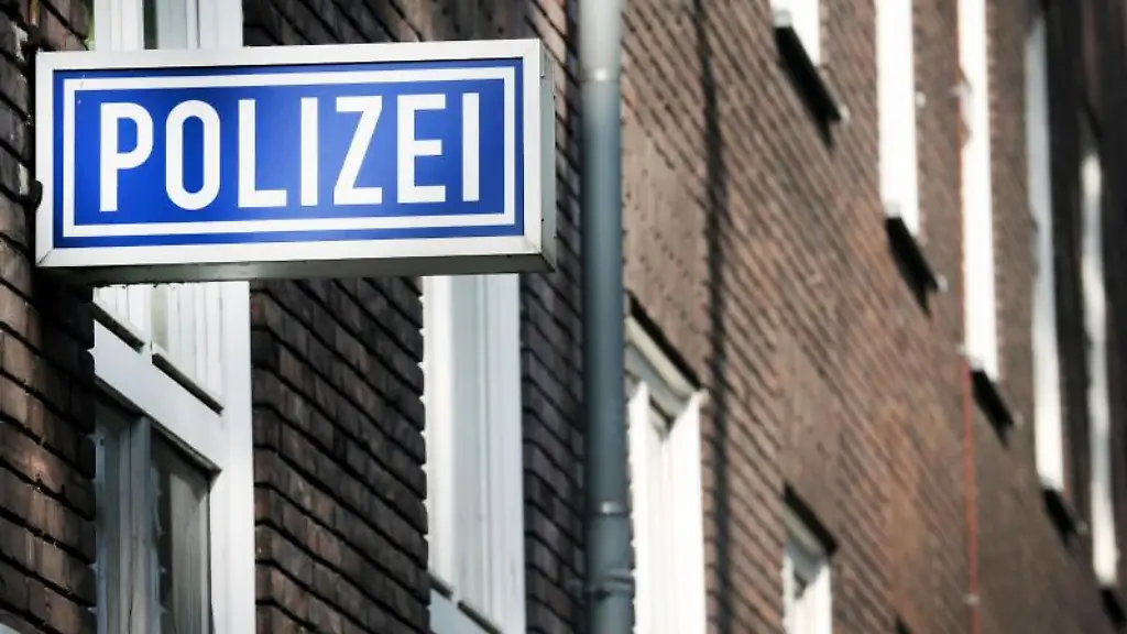 Ein-Polizei-Schild-an-einem-Polizeipraesidium