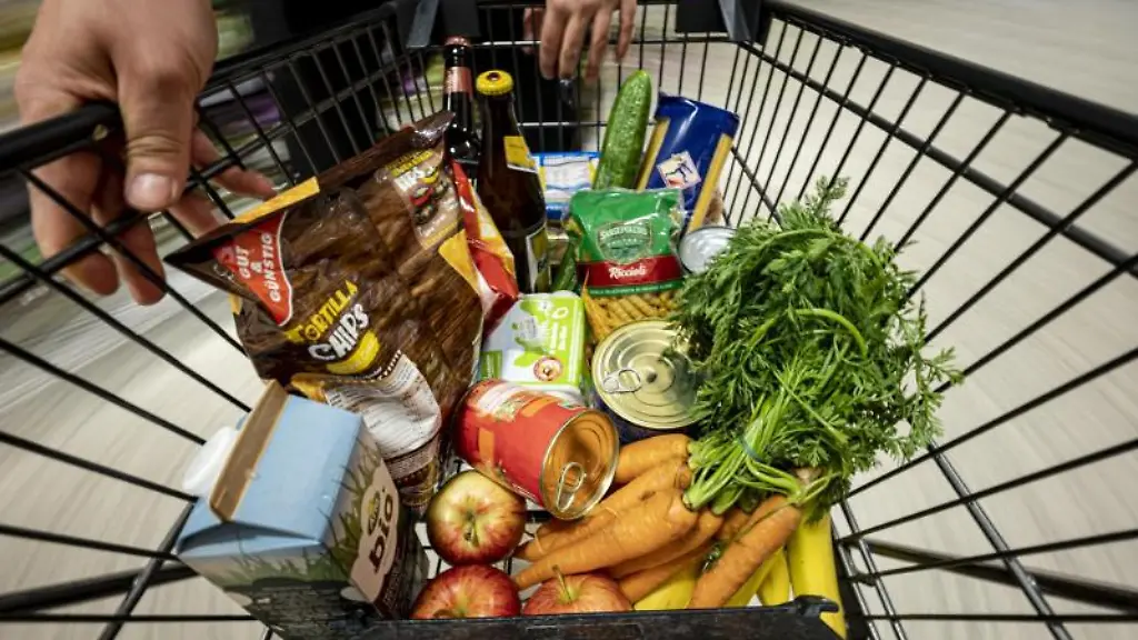Ein-Einkauf-liegt-in-einem-Einkaufswagen-in-einem-Supermarkt