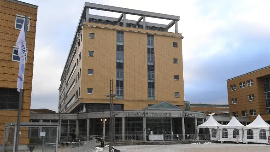 Blick-auf-das-Hauptgebaeude-der-Unimedizin-Greifswald