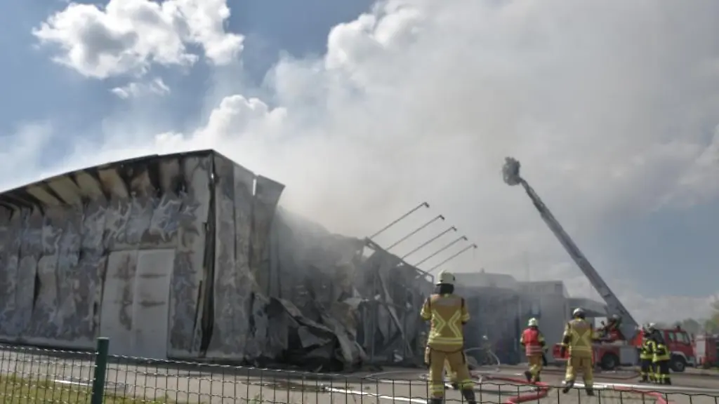 Die-Feuerwehr-loescht-den-Brand-in-einer-Produktionshalle